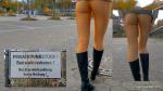 Goldene_Leggings_auf_Parkplatz_01