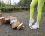 Julliette_Kartons_zerdruecken_in_Cameltoe