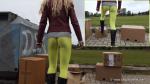 In_gelben_Leggings_und_Stiefeln_Kartons_zertreten