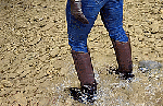 Paroshcowboybootsbrownleatherglovesriver